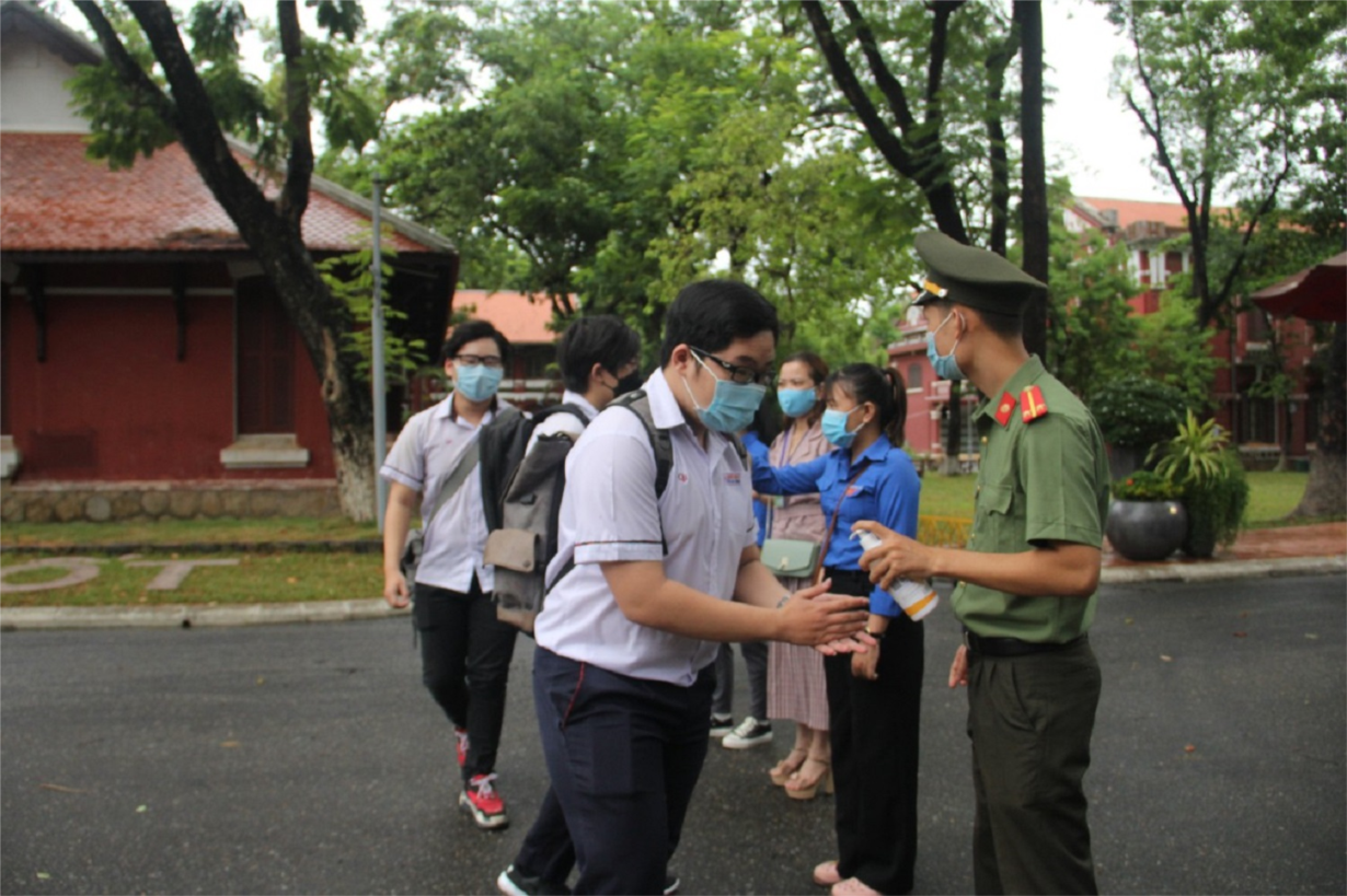 Thi tốt nghiệp THPT 2021: Các thí sinh miền Trung bước vào môn thi đầu tiên (7/7/2021)